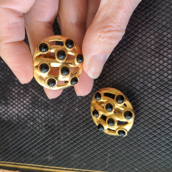 🌞🌞VINTAGE CLIP ON EARRINGS  gold tone and black - Picture 3 of 5